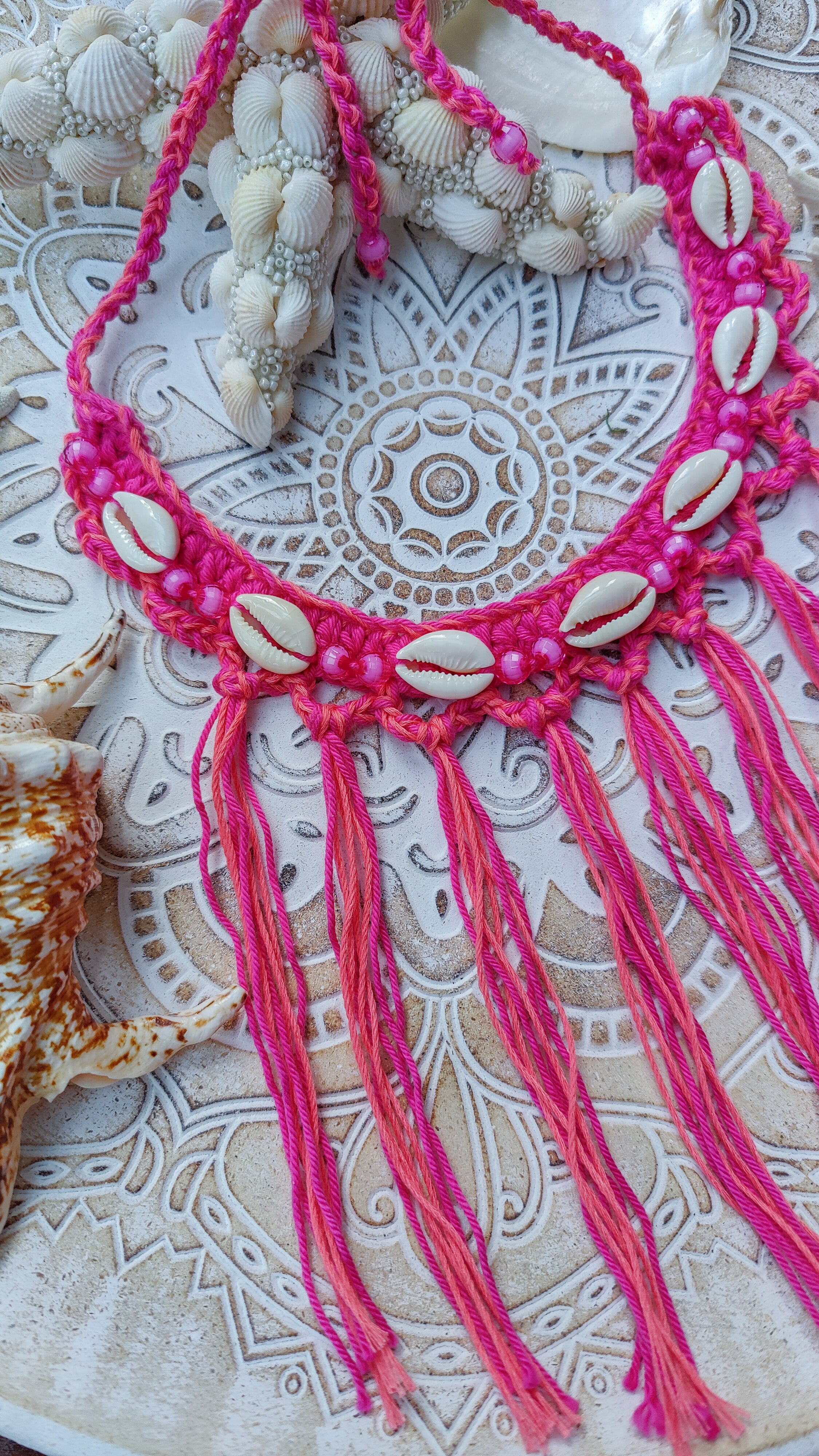 Handgemachte pink-koralle Boho Häkelkette mit Fransen, Muscheln & Perlen – Sommerschmuck im Ibiza-Style