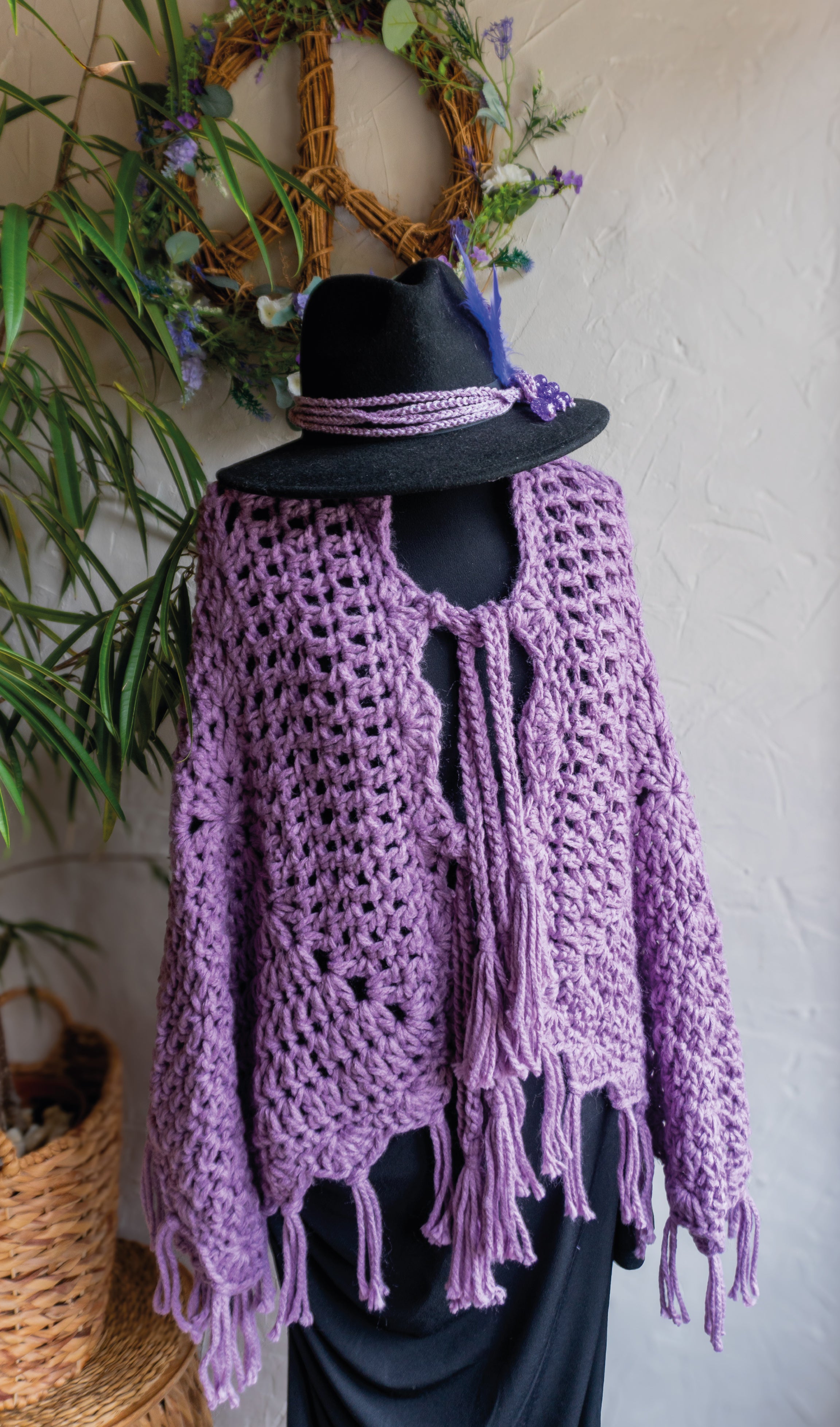 Boho Poncho Damen Pastell-Lila mit Mütze – Handmade Unikat Set, Herbst Outfit & Winter Look, handgehäkeltes Einzelstück.
