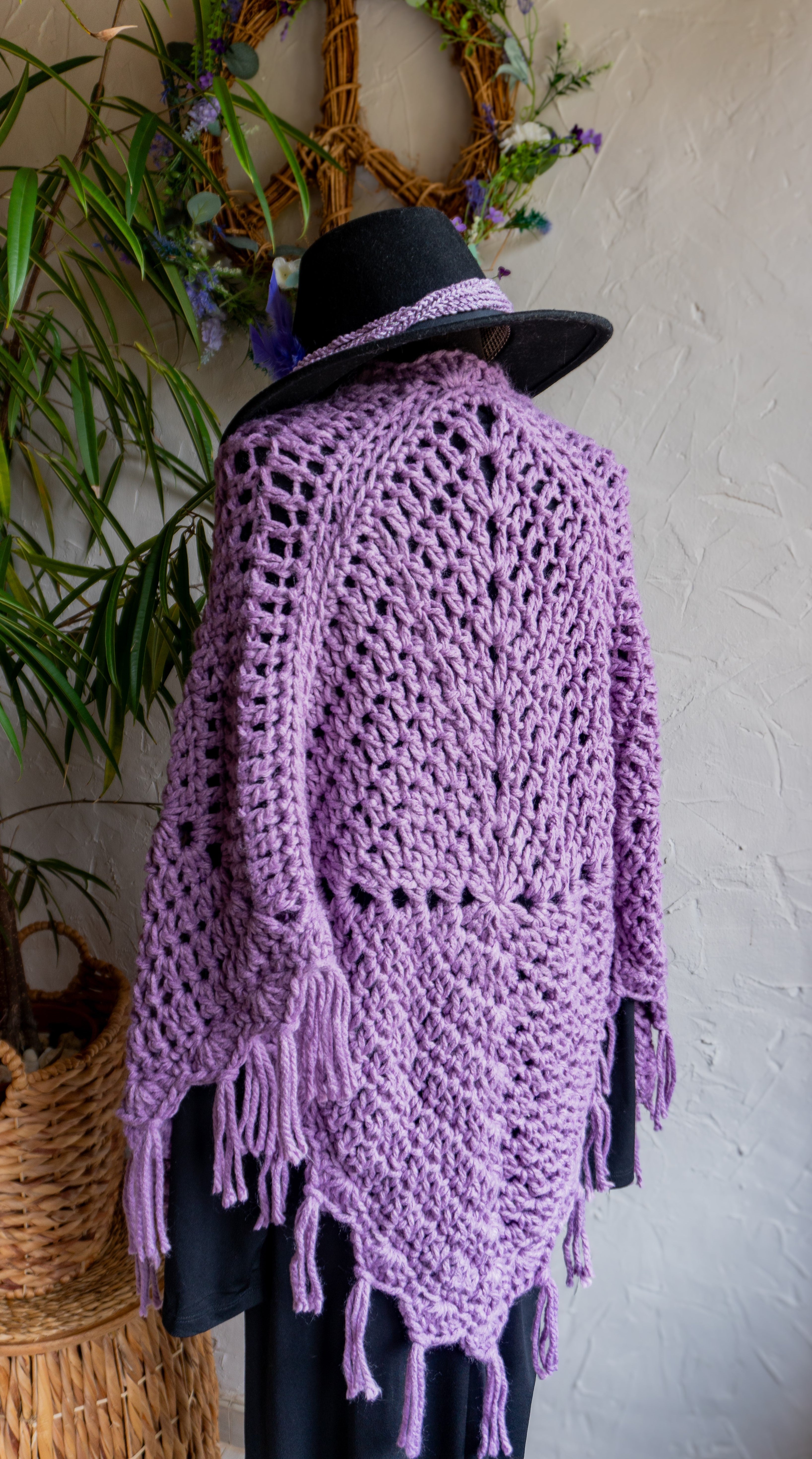 Boho Poncho Damen Pastell-Lila mit Mütze – Handmade Unikat Set, Herbst Outfit & Winter Look, handgehäkeltes Einzelstück.