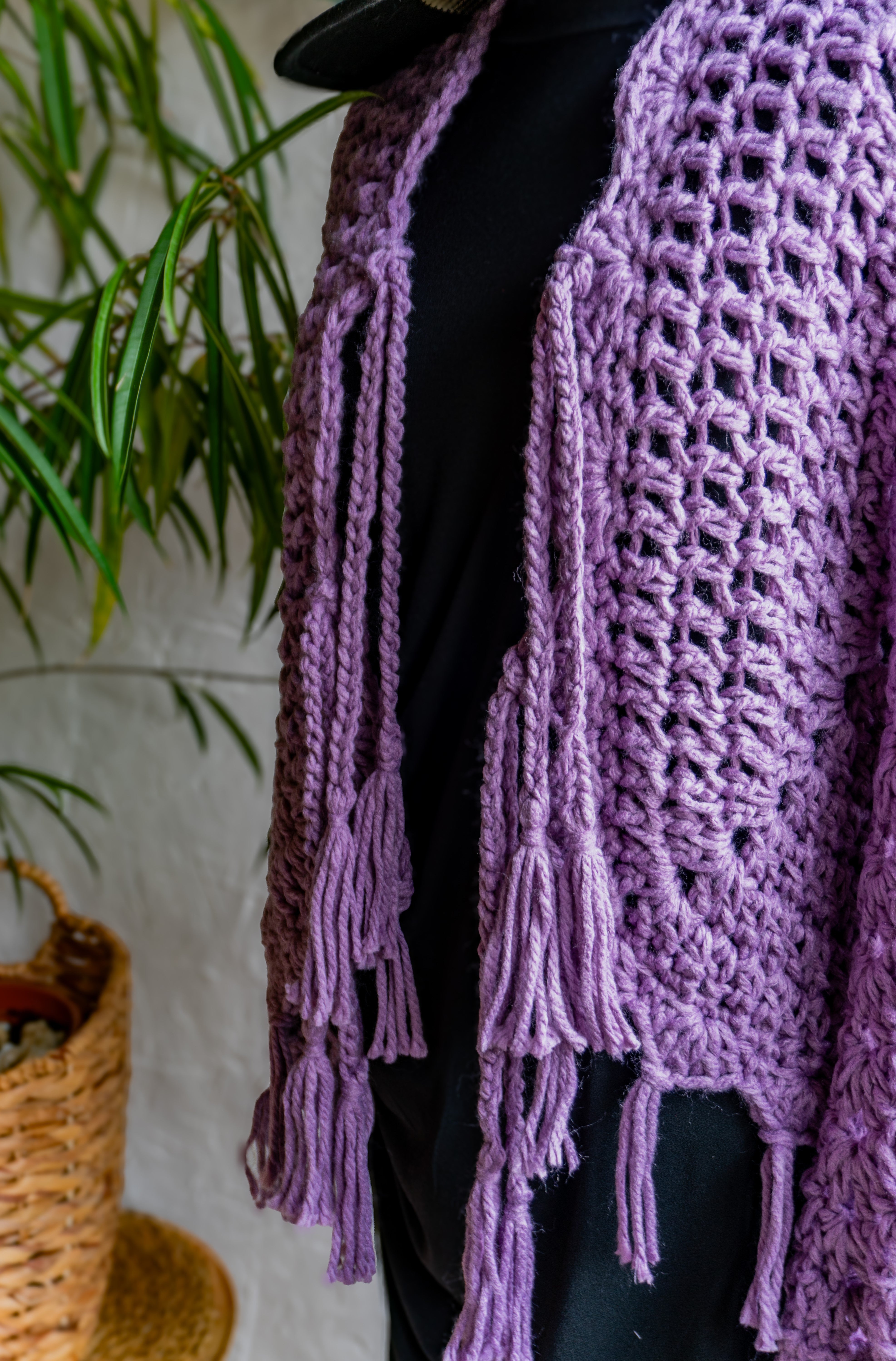 Boho Poncho Damen Pastell-Lila mit Mütze – Handmade Unikat Set, Herbst Outfit & Winter Look, handgehäkeltes Einzelstück.