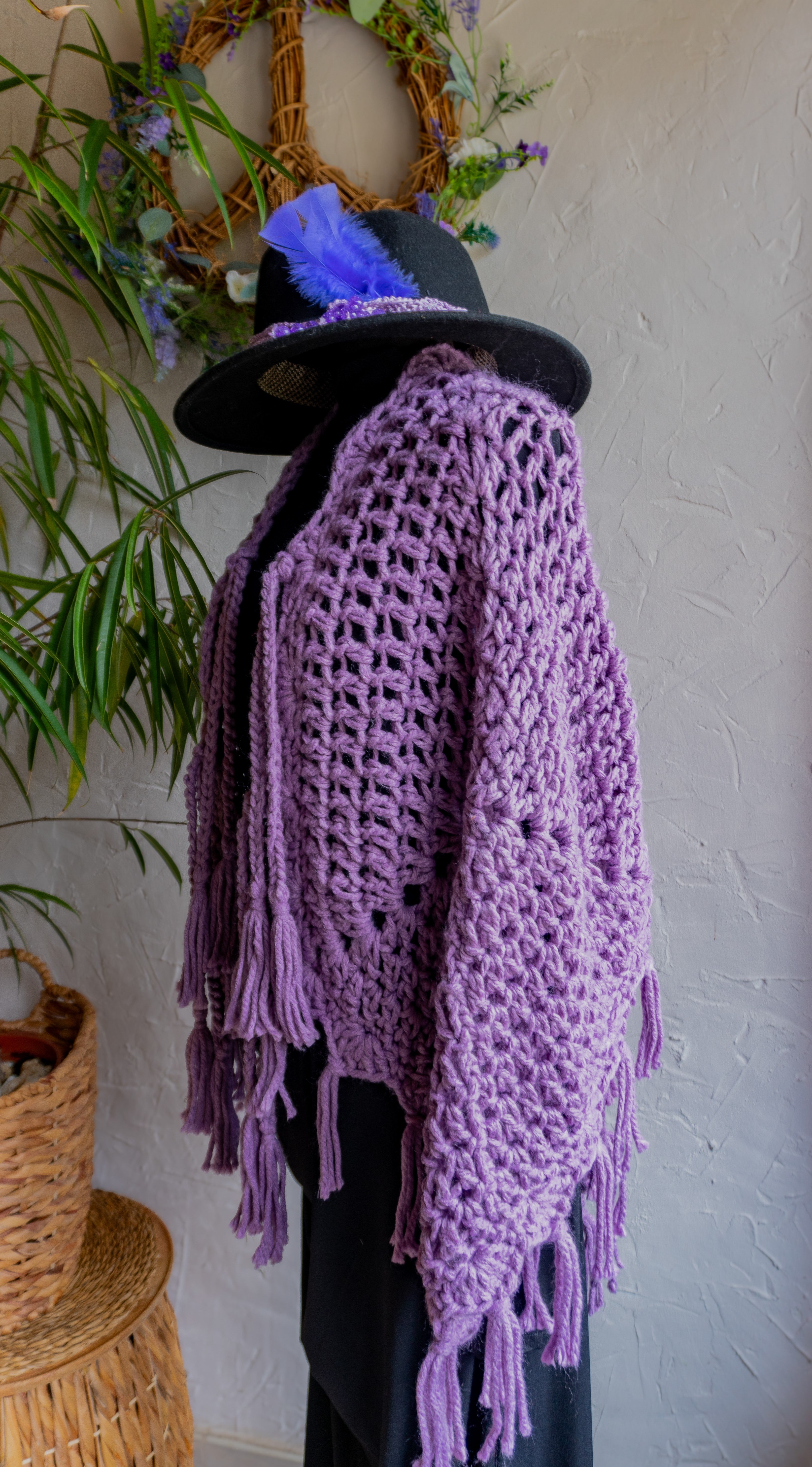 Boho Poncho Damen Pastell-Lila mit Mütze – Handmade Unikat Set, Herbst Outfit & Winter Look, handgehäkeltes Einzelstück.