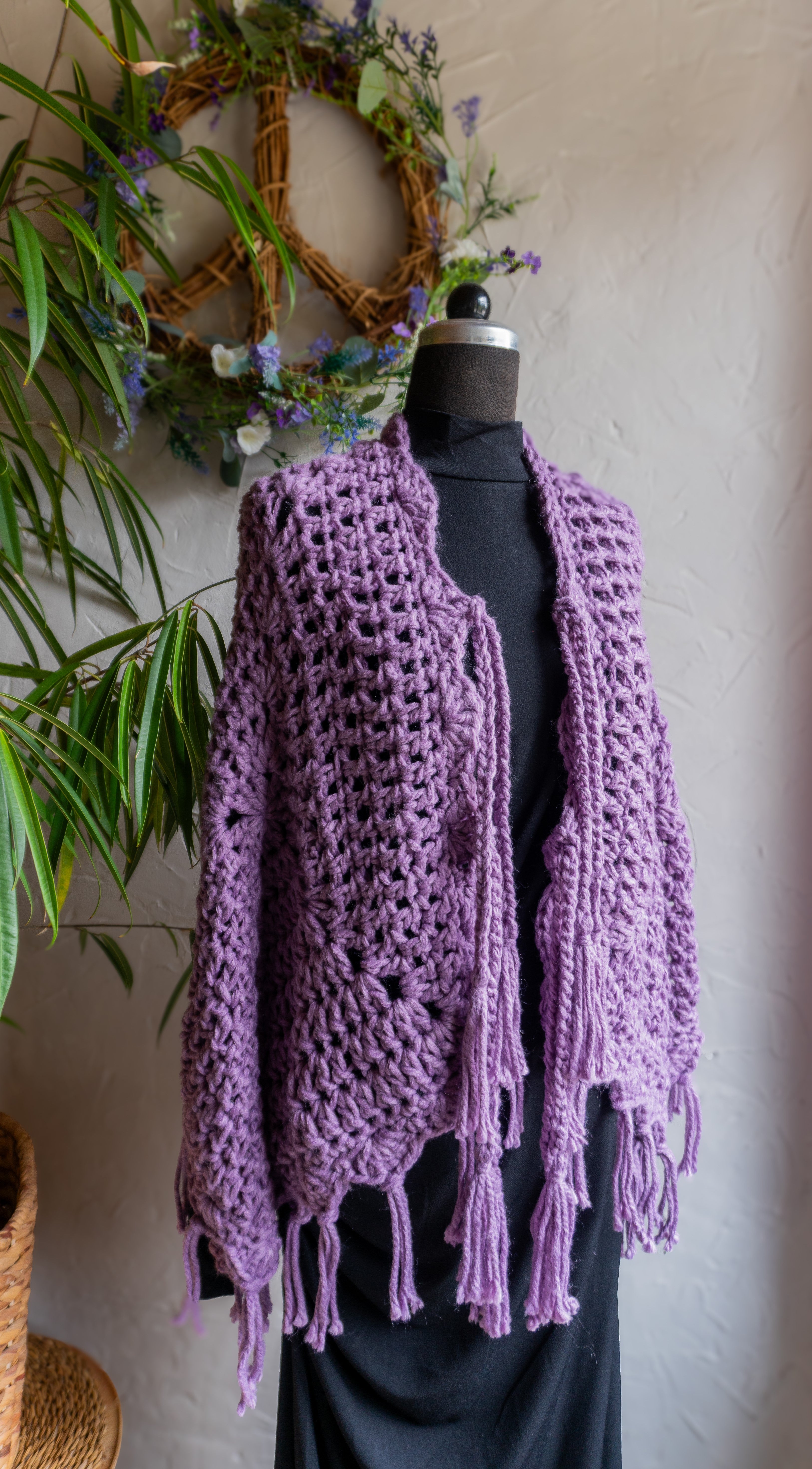 Boho Poncho Damen Pastell-Lila mit Mütze – Handmade Unikat Set, Herbst Outfit & Winter Look, handgehäkeltes Einzelstück.
