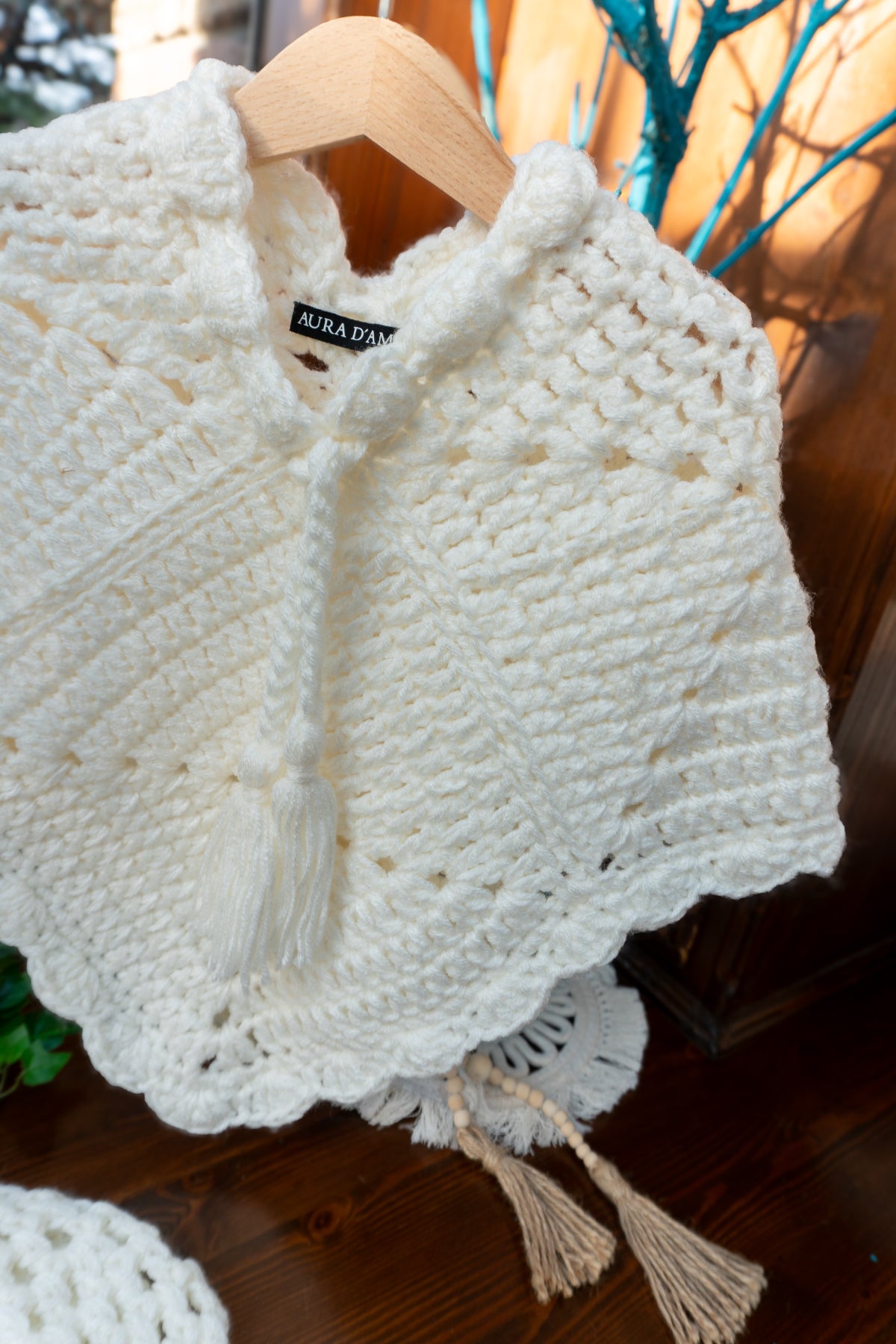 Boho Kindermode Unikat – hellbeiger Häkelponcho mit Kordelzug & Häkelmütze mit Pommel handmade für Mädchen