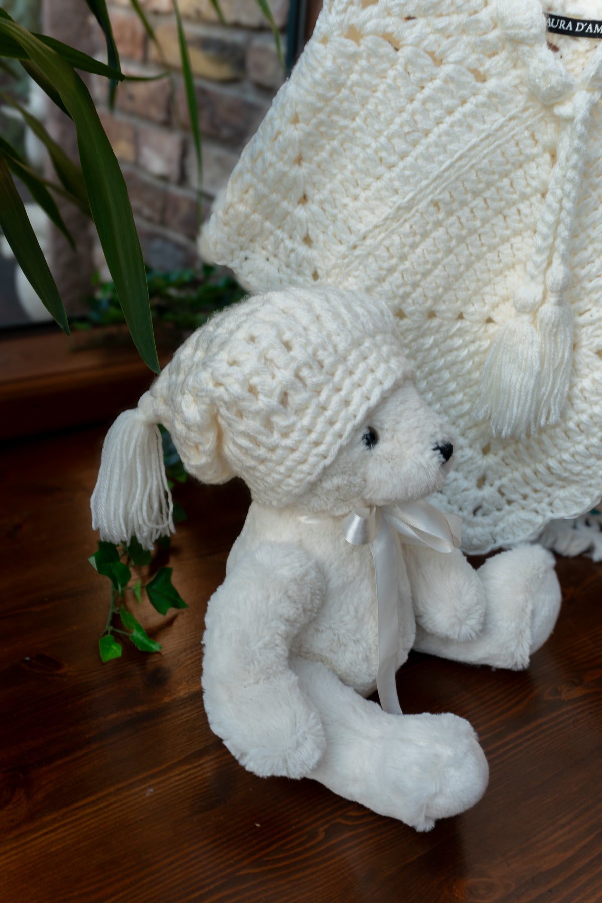 Boho Kindermode Unikat – hellbeiger Häkelponcho mit Kordelzug & Häkelmütze mit Pommel handmade für Mädchen