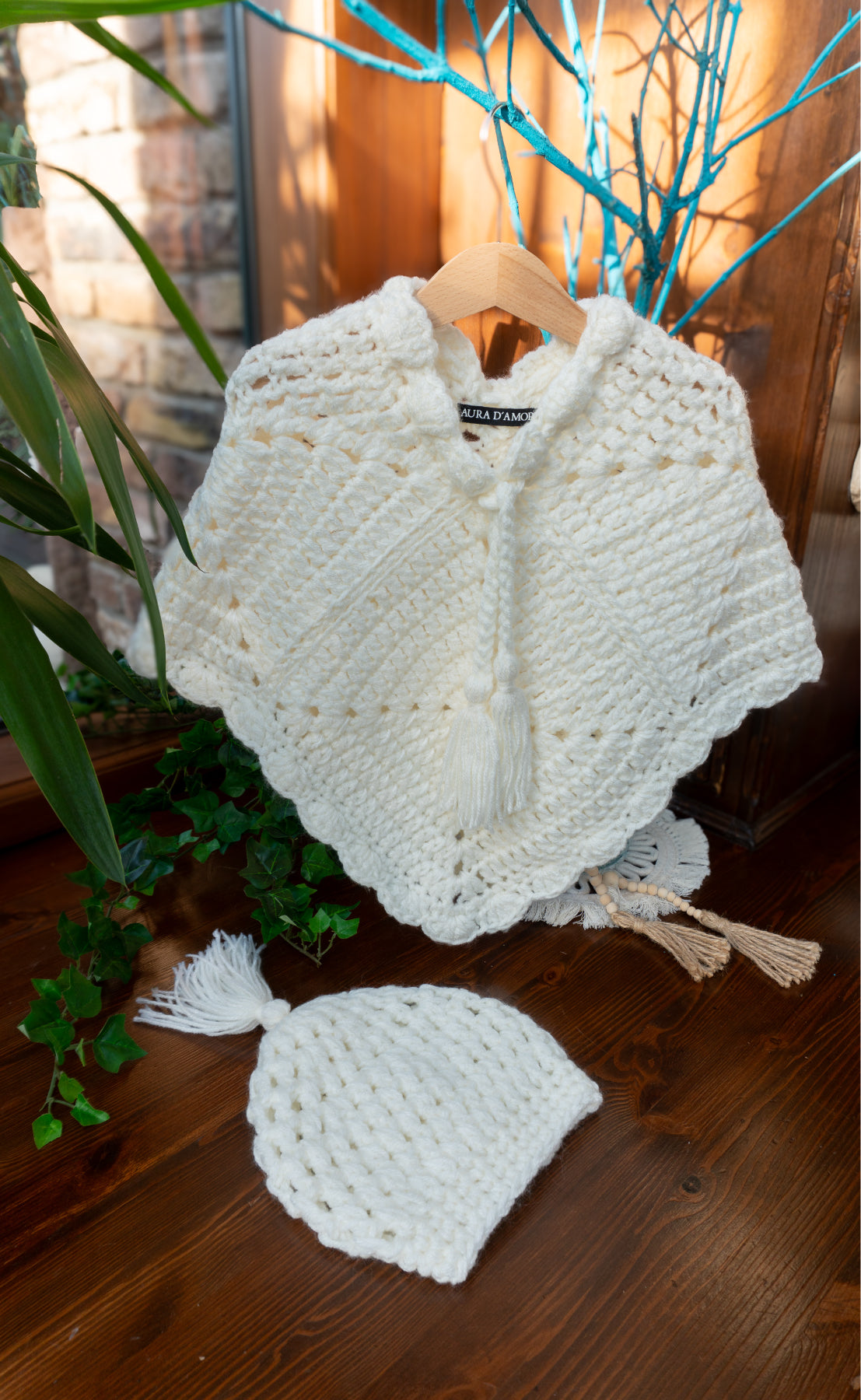 Boho Kindermode Unikat – hellbeiger Häkelponcho mit Kordelzug & Häkelmütze mit Pommel handmade für Mädchen