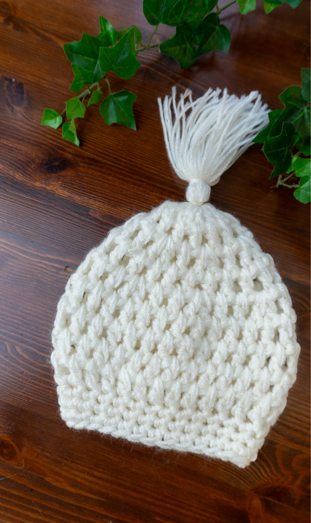 Boho Kindermode Unikat – hellbeiger Häkelponcho mit Kordelzug & Häkelmütze mit Pommel handmade für Mädchen