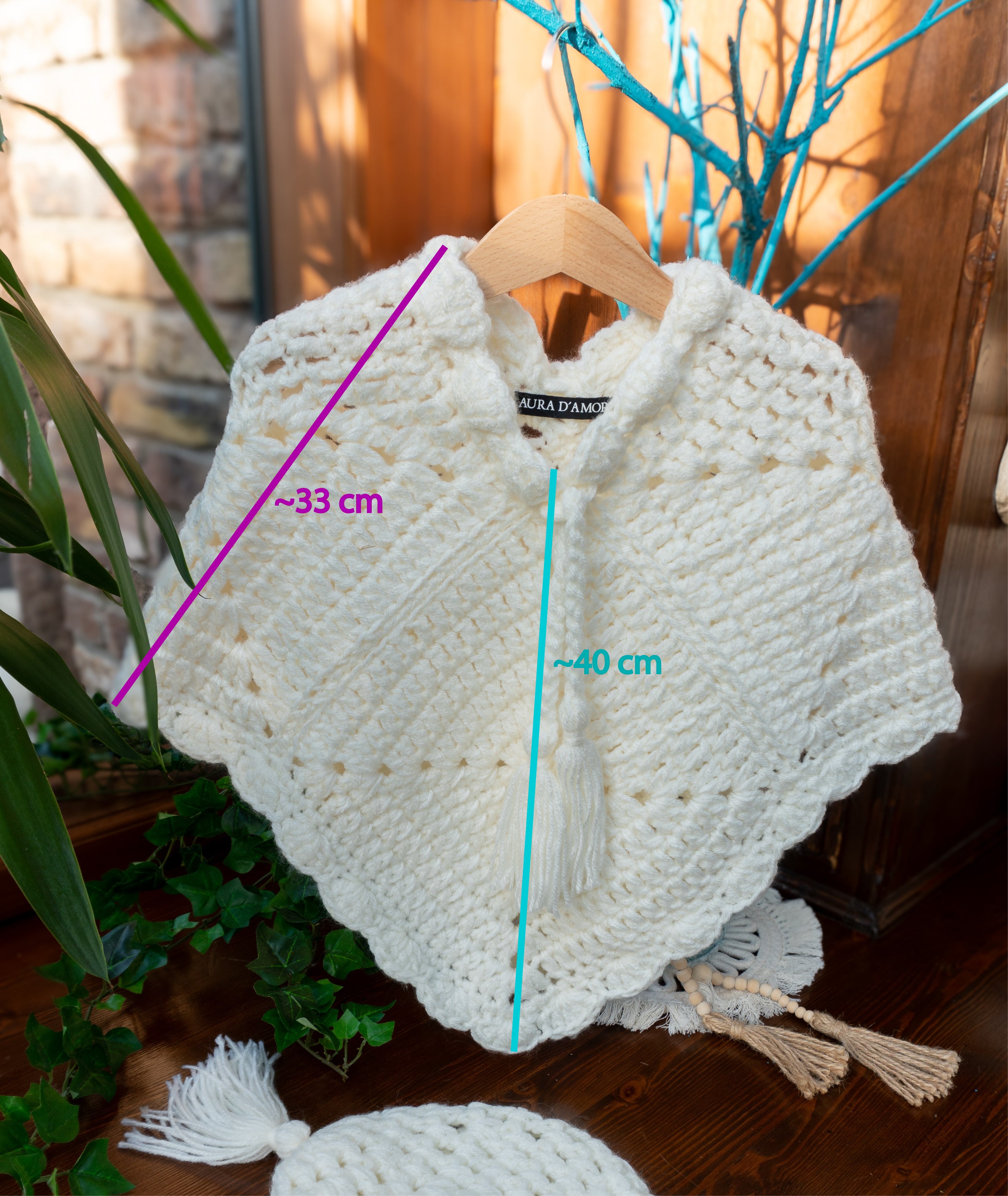 Boho Kindermode Unikat – hellbeiger Häkelponcho mit Kordelzug & Häkelmütze mit Pommel handmade für Mädchen
