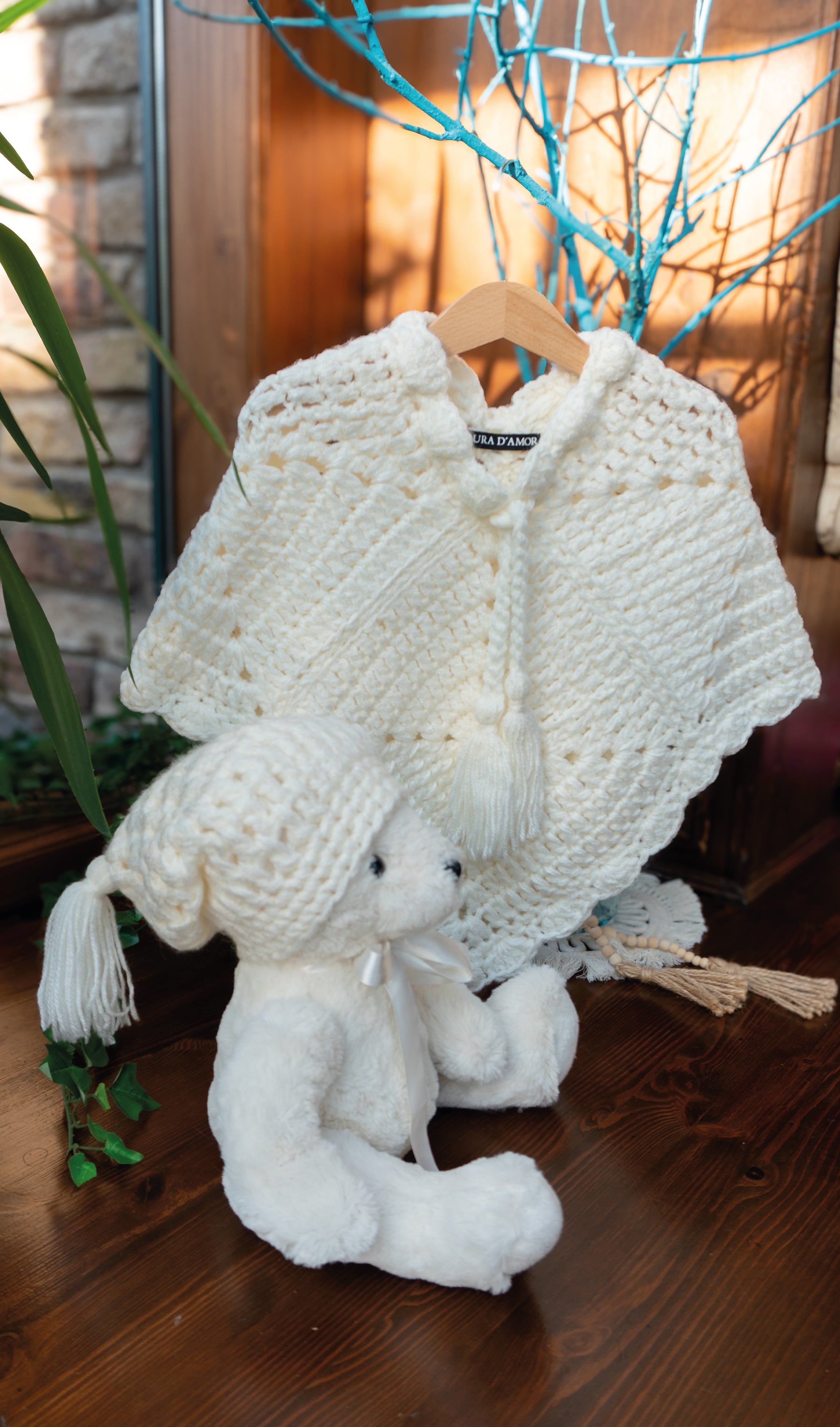 Boho Kindermode Unikat – hellbeiger Häkelponcho mit Kordelzug & Häkelmütze mit Pommel handmade für Mädchen