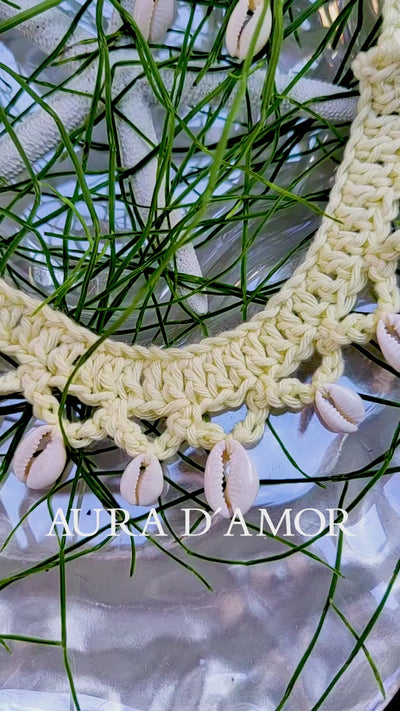Handgemachte Häkelkette mit Muscheln in Pastellgelb. Boho Schmuck & Ibiza Halsschmuck für Sommer, Strandurlaub, Festival und Beach Looks.