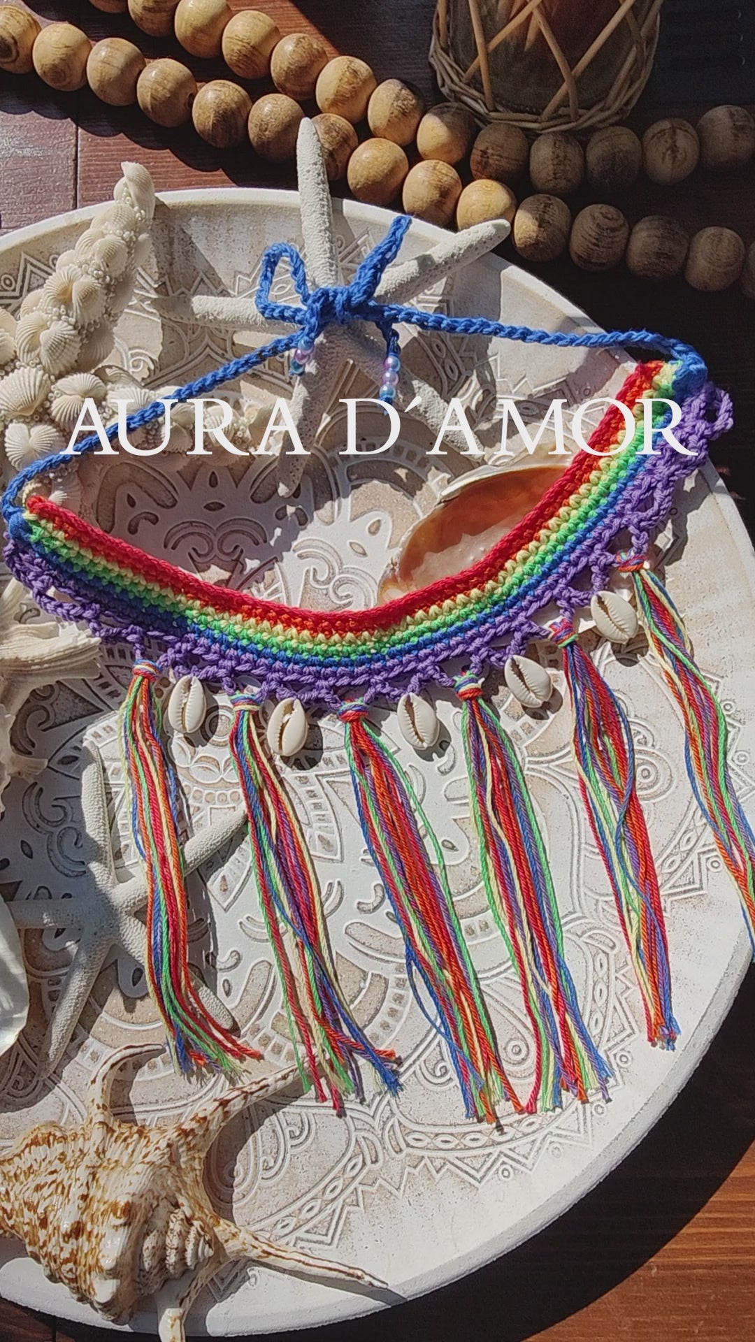 Handgemachte Regenbogen-Boho-Häkelkette mit bunten Fransen & Muscheln – farbenfroher Ibiza-Style Schmuck für Sommer & Festival.