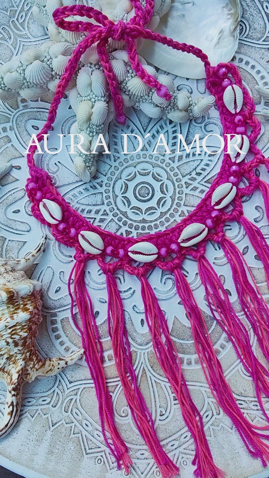 Handgemachte pink-koralle Boho Häkelkette mit Fransen, Muscheln & Perlen – Sommerschmuck im Ibiza-Style