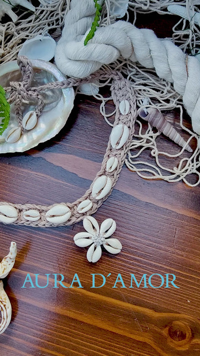 Beige Häkelkette mit Muscheln und Muschelanhänger. Handgemachter Boho Schmuck im Ibiza Style für Sommer, Strand und Urlaub.