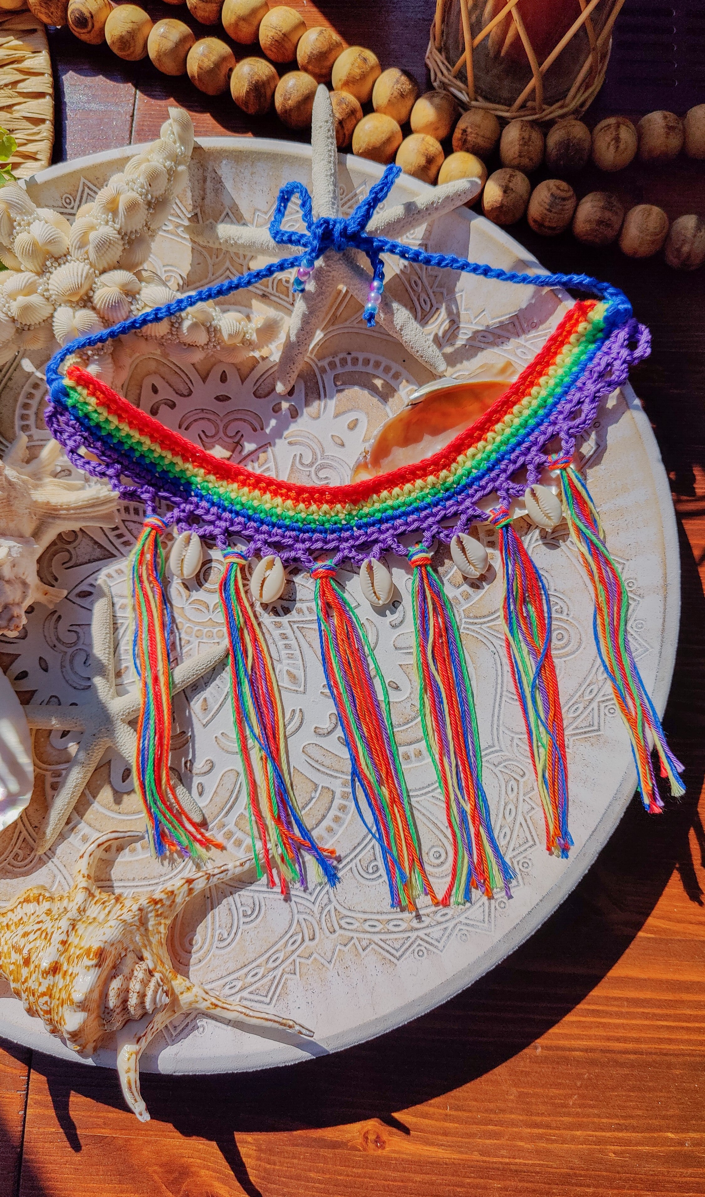 Handgemachte Regenbogen-Boho-Häkelkette mit bunten Fransen & Muscheln – farbenfroher Ibiza-Style Schmuck für Sommer & Festival.