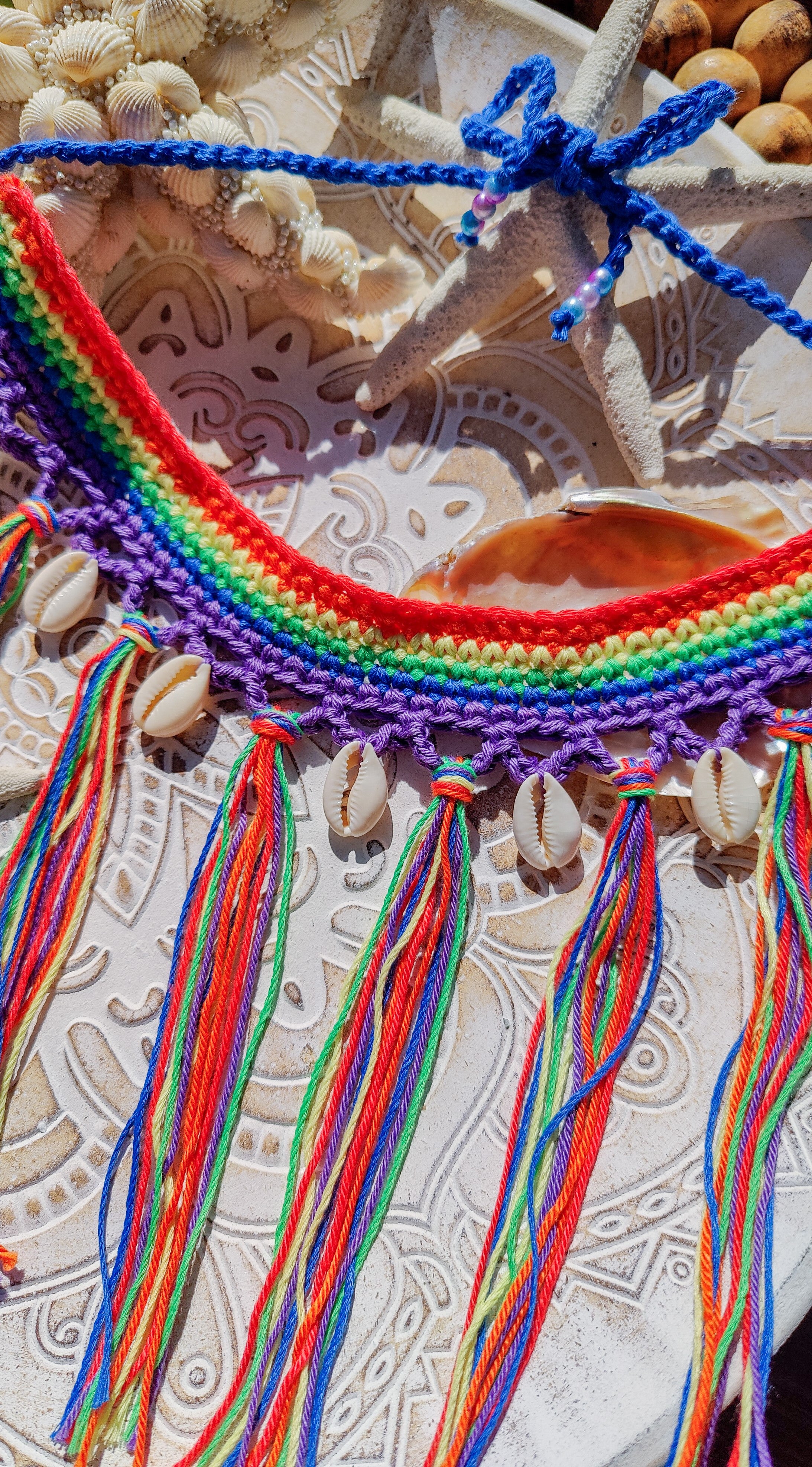 Handgemachte Regenbogen-Boho-Häkelkette mit bunten Fransen & Muscheln – farbenfroher Ibiza-Style Schmuck für Sommer & Festival.