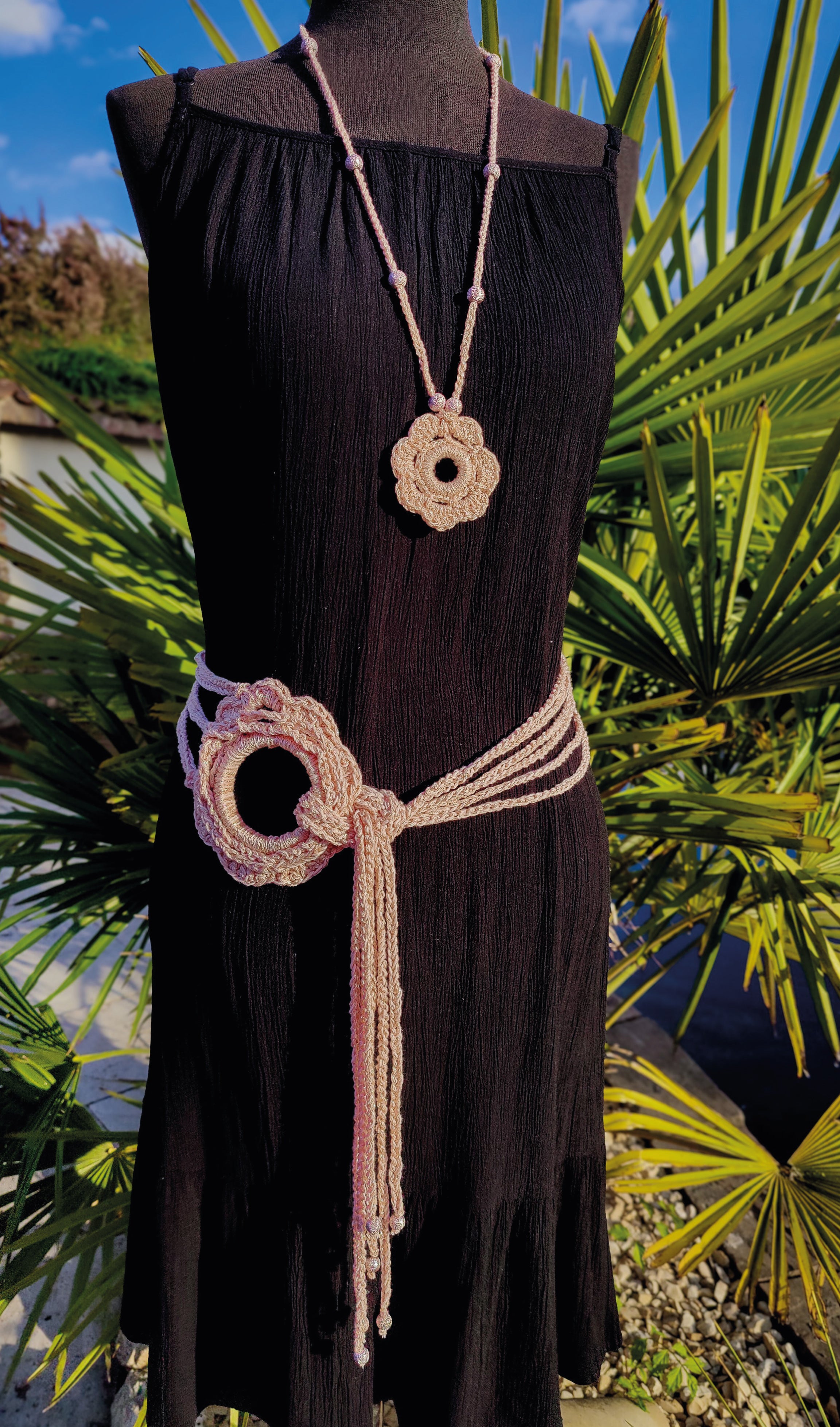 haekelkette in apricot metallic mit blumenanhänger sommerschmuck schmuck halskette kette guertel