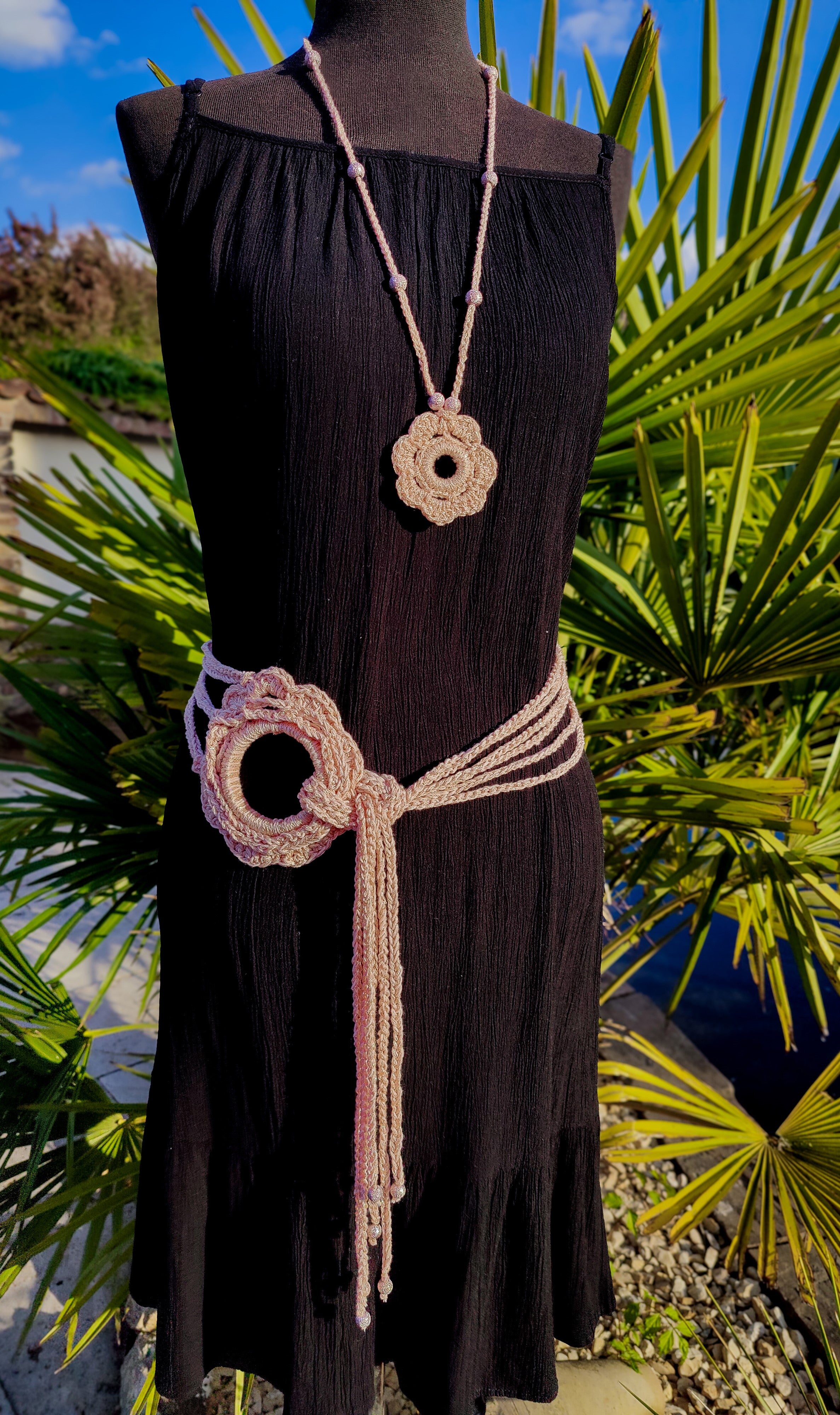 haekelkette in apricot metallic mit blumenanhänger sommerschmuck schmuck halskette kette guertel