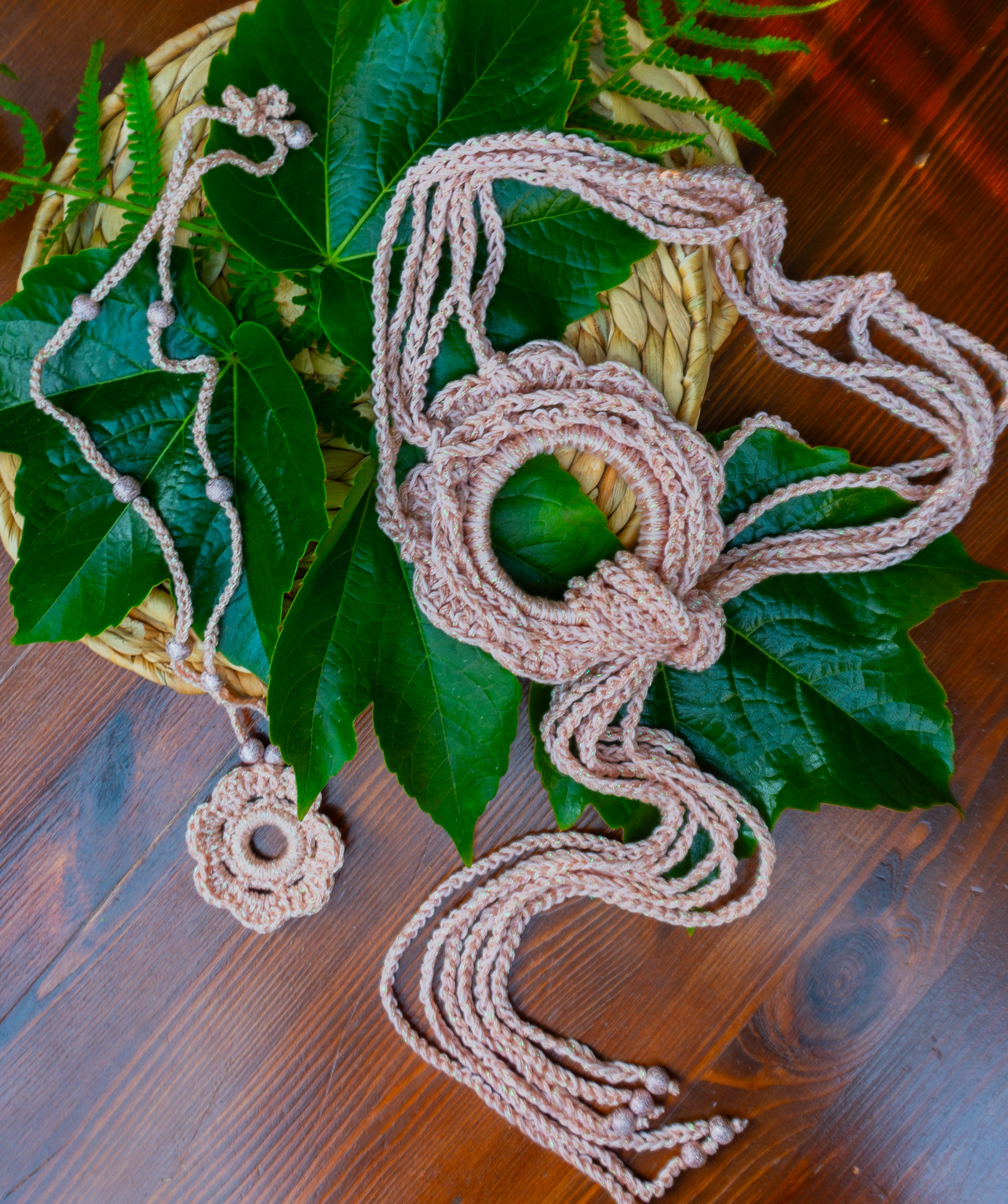 haekelkette in apricot metallic mit blumenanhänger sommerschmuck schmuck halskette kette guertel