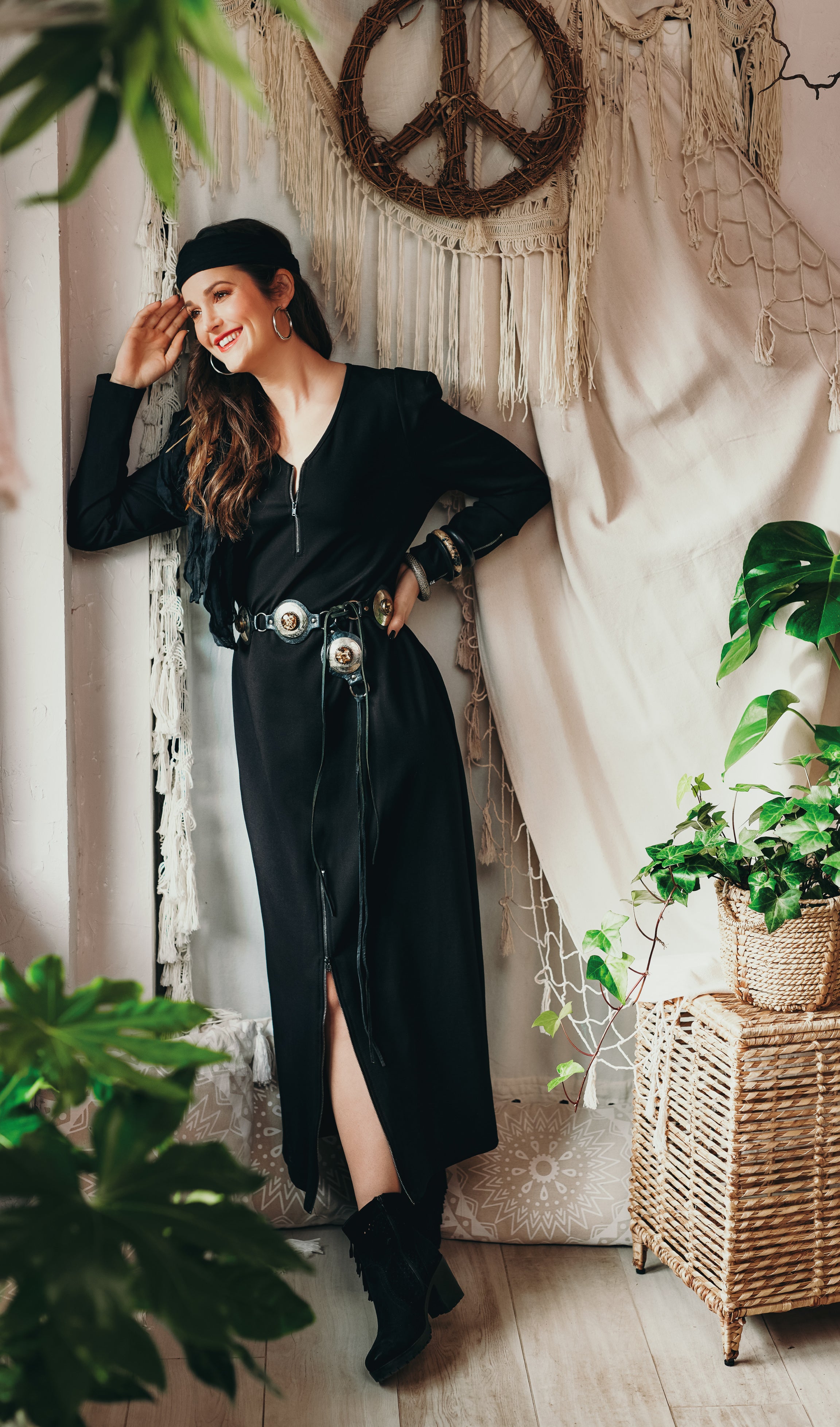 Das lange schwarze Stretch-Kleid besticht durch weiches Material und eine entspannte Passform für angenehmen Tragekomfort. Reißverschluss-Details am Ausschnitt, an den Ärmeln und am Rock setzen stilvolle Akzente, während die Schulterpolster für eine definierte Silhouette sorgen. Das streng limitierte Design macht dieses Kleid zu einem exklusiven Must-have.