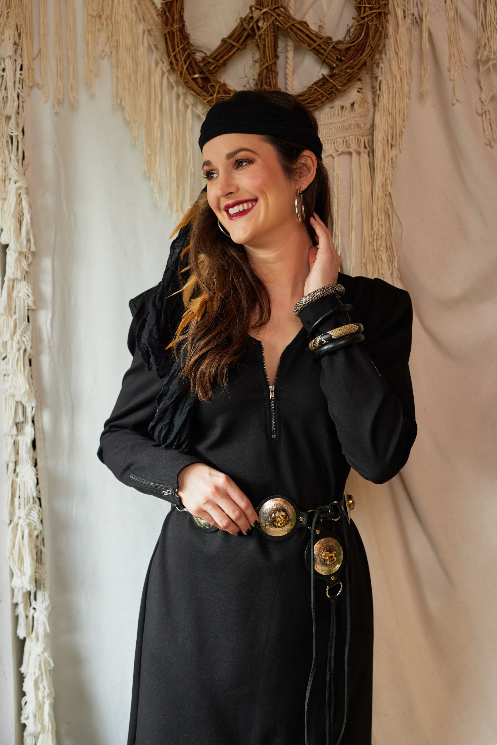 Das lange schwarze Stretch-Kleid besticht durch weiches Material und eine entspannte Passform für angenehmen Tragekomfort. Reißverschluss-Details am Ausschnitt, an den Ärmeln und am Rock setzen stilvolle Akzente, während die Schulterpolster für eine definierte Silhouette sorgen. Das streng limitierte Design macht dieses Kleid zu einem exklusiven Must-have.