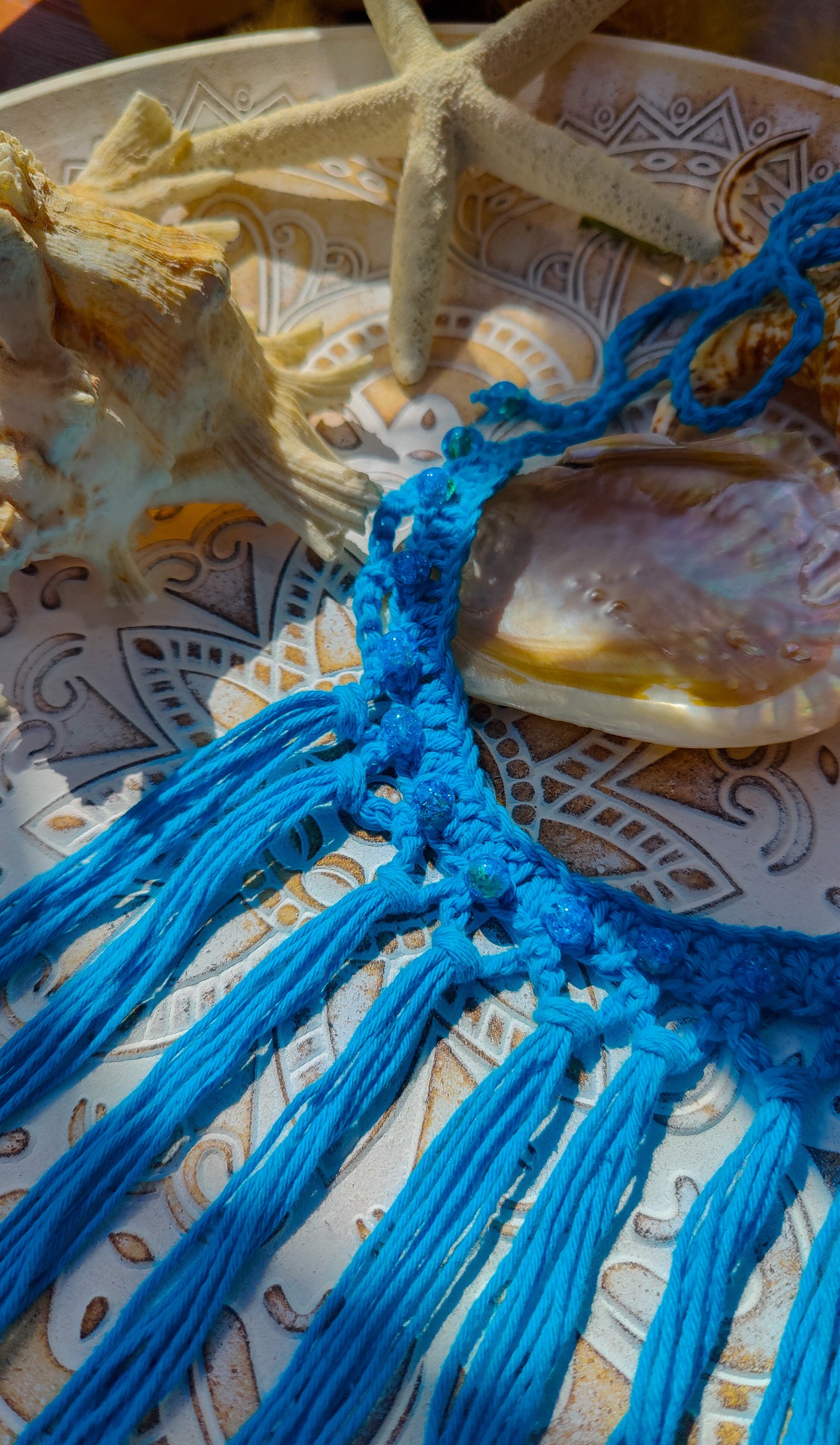 Türkise Boho Häkelkette mit Fransen und Perlen – handgemachtes Unikat im Ibiza-Stil für Sommer, Festival und spirituelle Looks. 