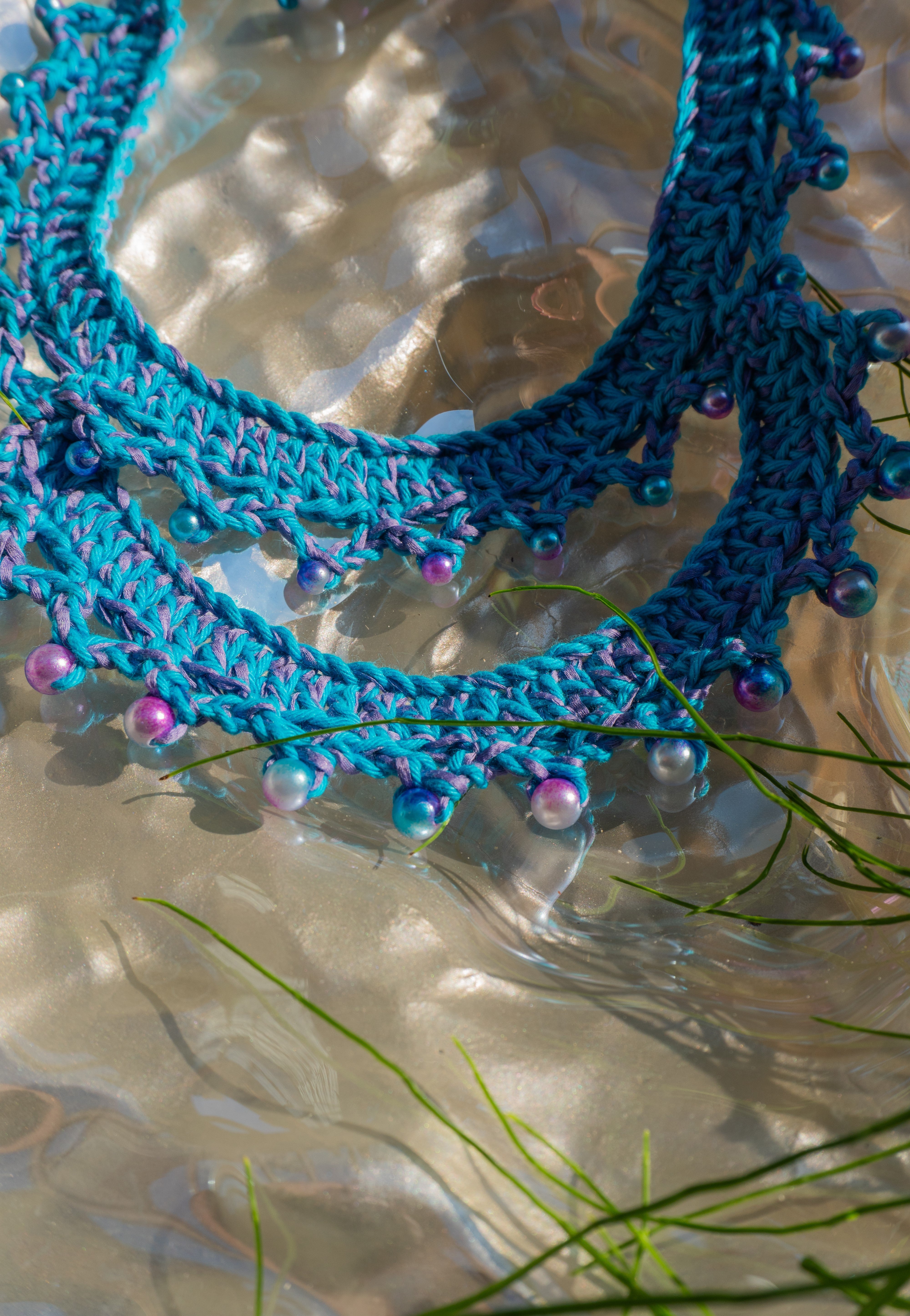 Handgemachte Boho Häkelkette in Lila und Türkis mit Perlen – Unikat Schmuck im Ibiza Stil, zweireihig gehäkelt, sommerlich leicht & spirituell