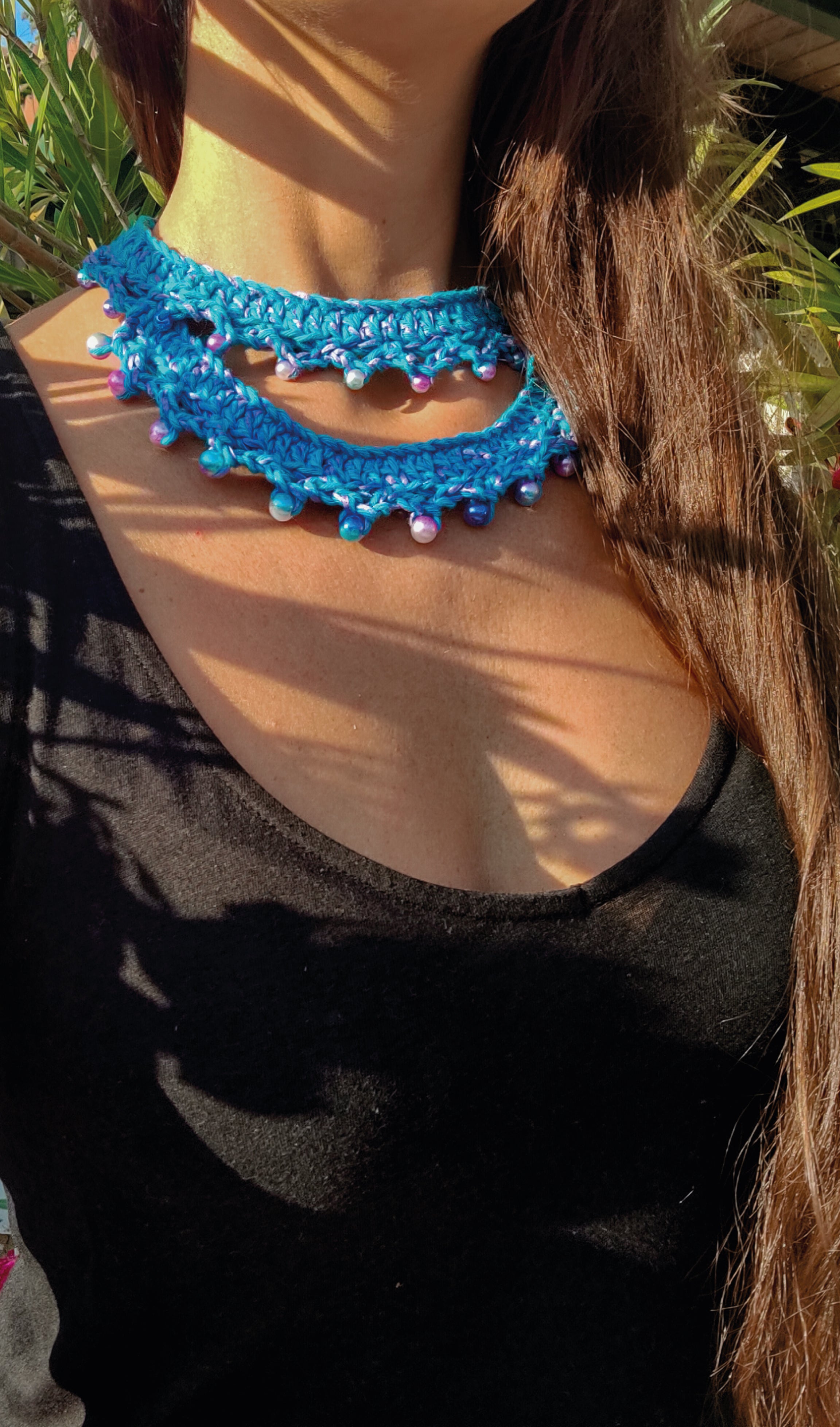 Handgemachte Boho Häkelkette in Lila und Türkis mit Perlen – Unikat Schmuck im Ibiza Stil, zweireihig gehäkelt, sommerlich leicht & spirituell