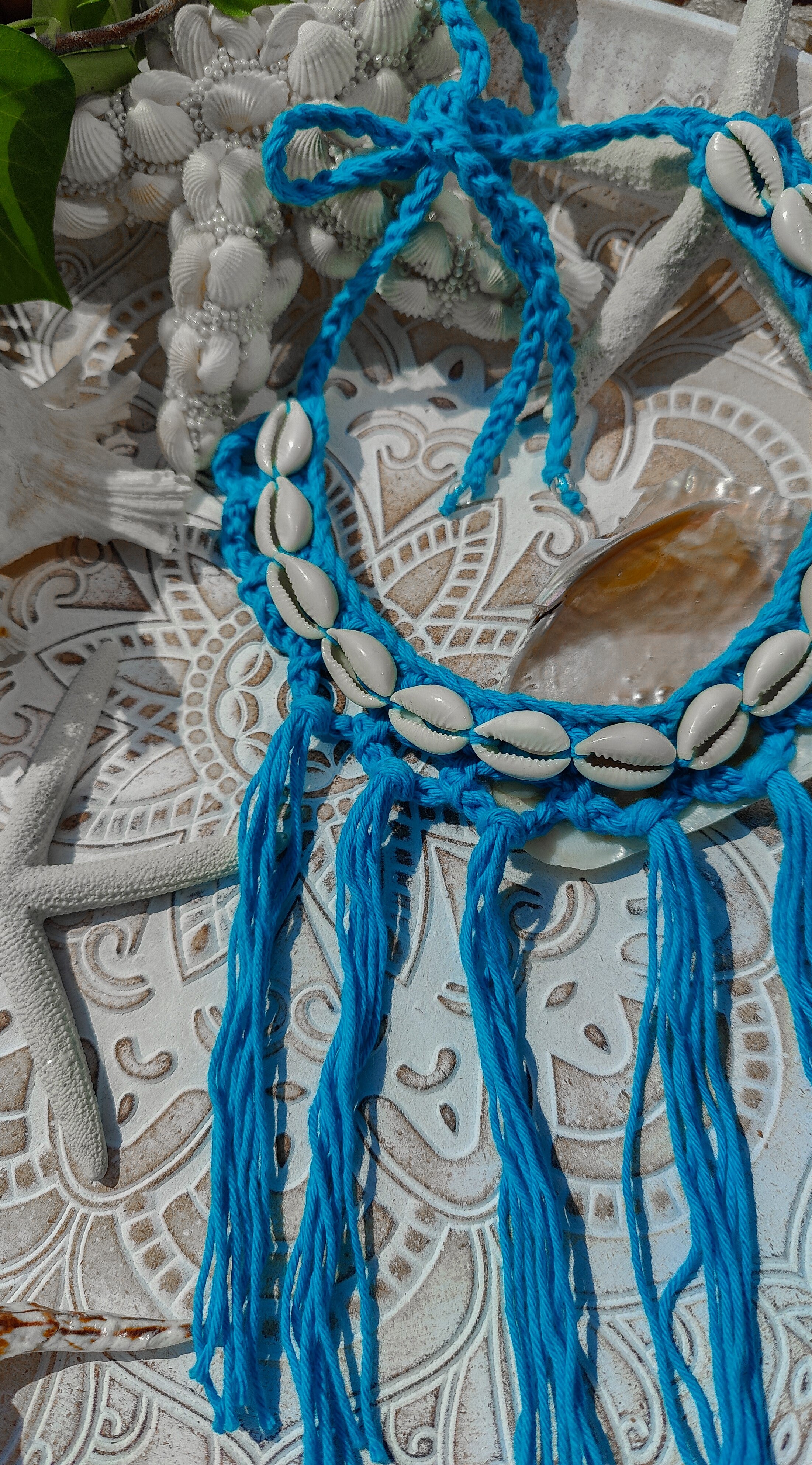 Türkise Boho Häkelkette mit Fransen & Muscheln – handgefertigtes Unikat für Strand, Festival & Alltag. Sommerlich, Boho Ibiza-Style.