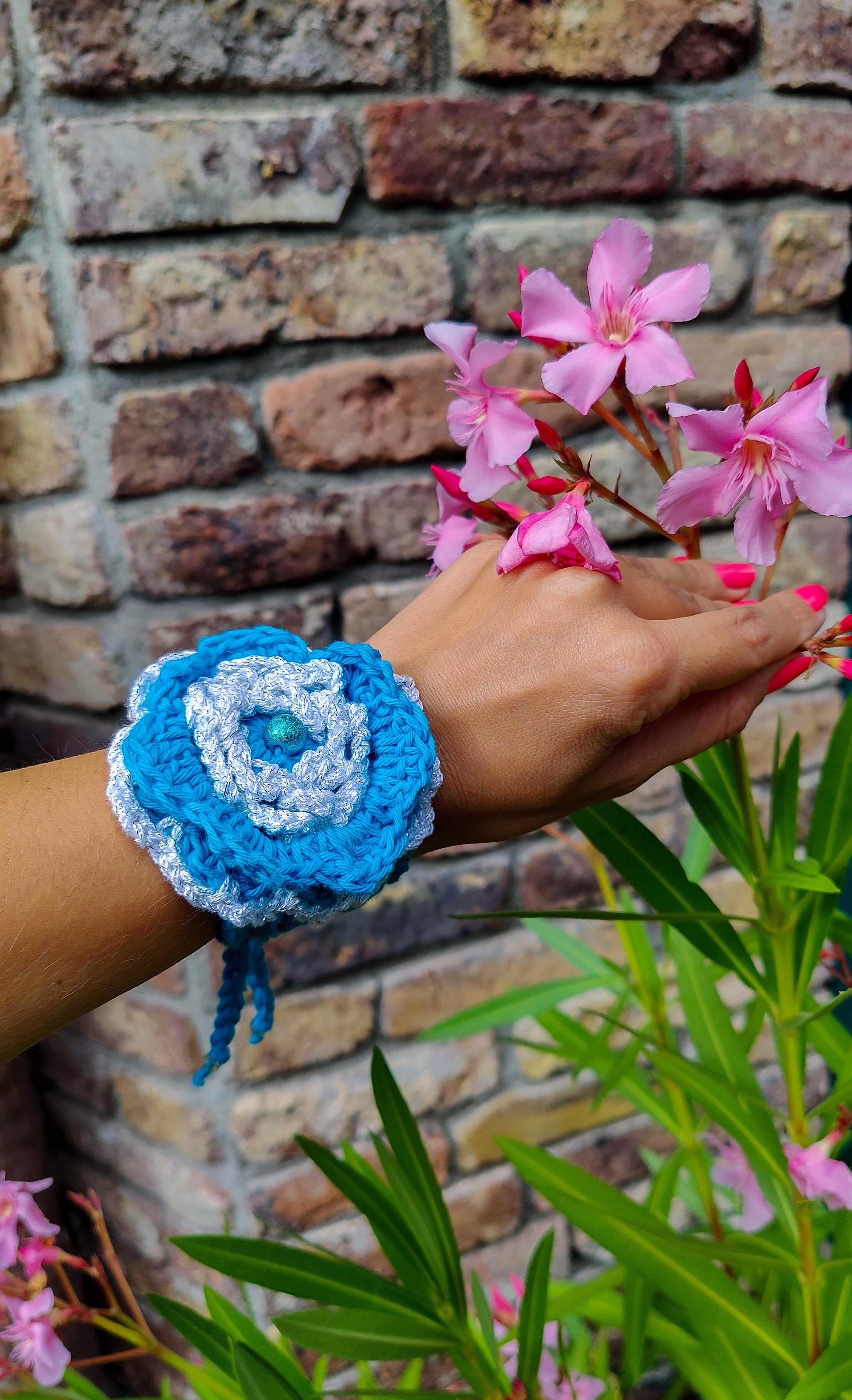 Handgemachter Boho-Choker in Türkis mit silbernem Metallic-Effektgarn & Häkelblume – vielseitig tragbare Häkelkette 