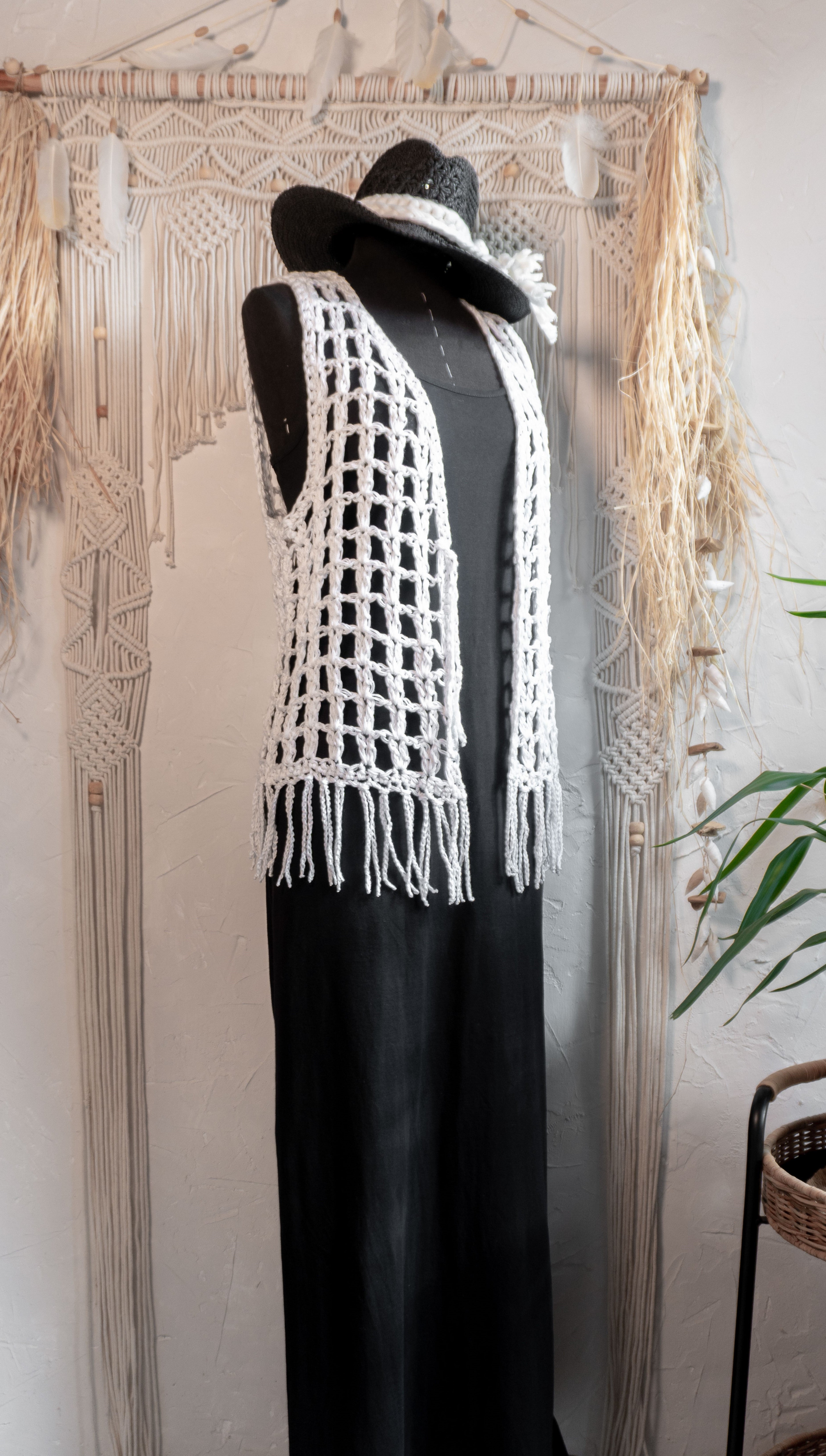 Weiße handgefertigte Häkelweste aus merzerisierter Baumwolle mit langen Fransen und Bindeband. Boho Sommerweste im Ibiza Style für Strand, Urlaub und Festivals.
