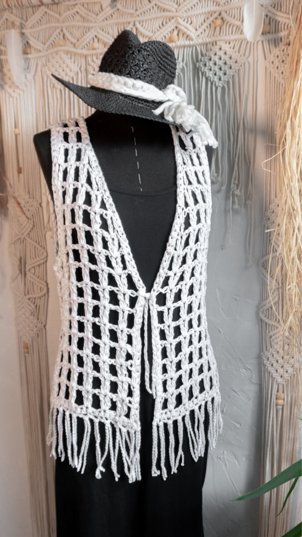 Weiße handgefertigte Häkelweste aus merzerisierter Baumwolle mit langen Fransen und Bindeband. Boho Sommerweste im Ibiza Style für Strand, Urlaub und Festivals.