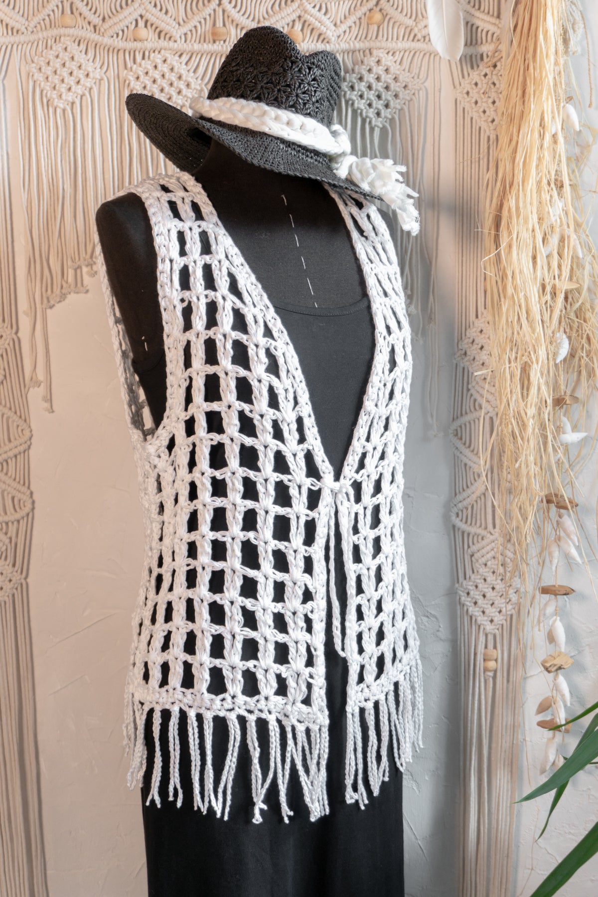 Weiße handgefertigte Häkelweste aus merzerisierter Baumwolle mit langen Fransen und Bindeband. Boho Sommerweste im Ibiza Style für Strand, Urlaub und Festivals.